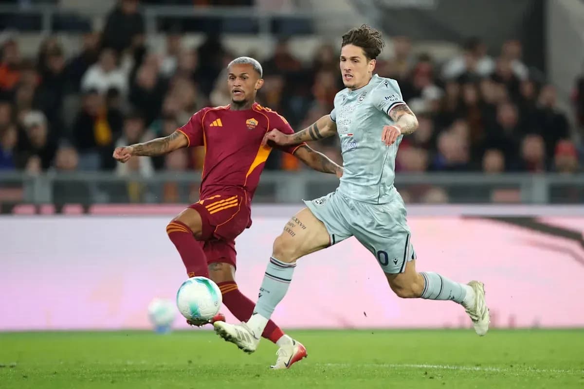 Deux joueurs en action lors d'un match de football