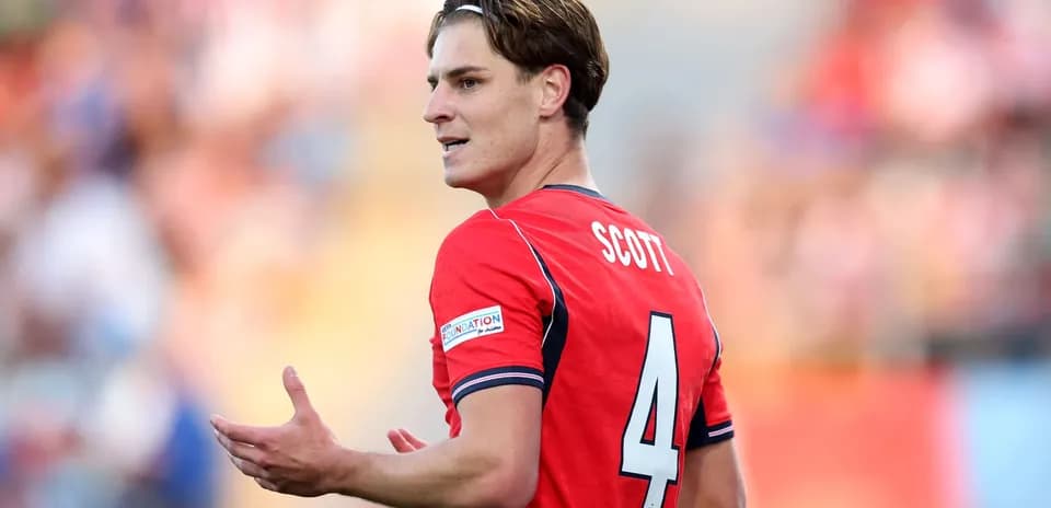 Joueur en maillot rouge avec le numéro 4