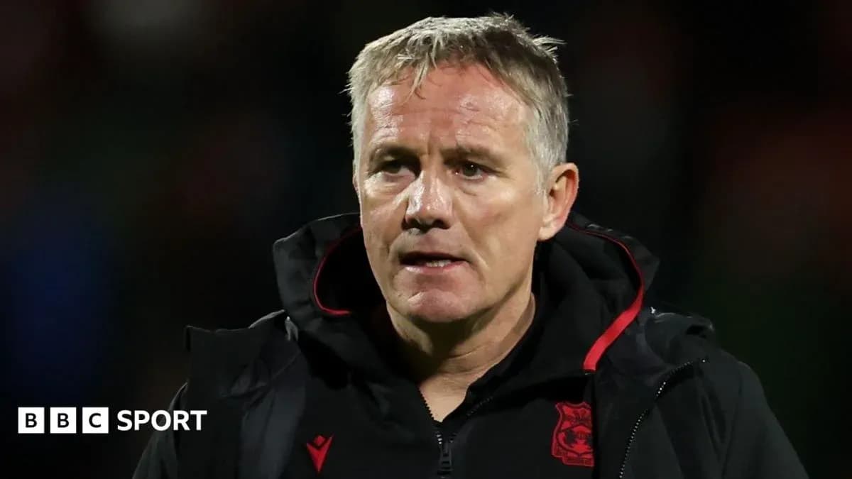 Entraîneur parlant lors d'un match de football