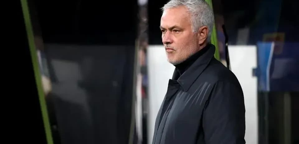 Entraîneur observant le match depuis la touche