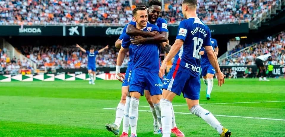 Célébration d'un but par les joueurs d'Athletic Club