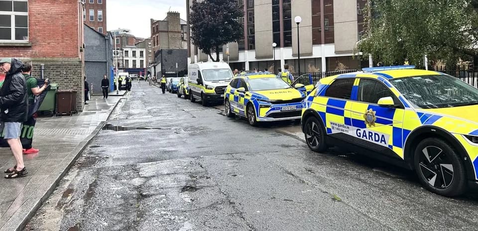 Véhicules de la Garda stationnés dans une rue