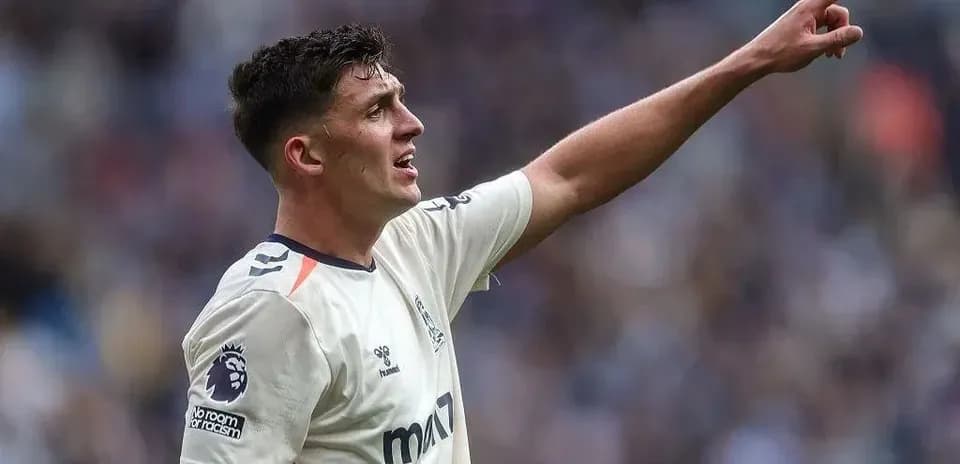 Joueur pointant du doigt sur le terrain de football