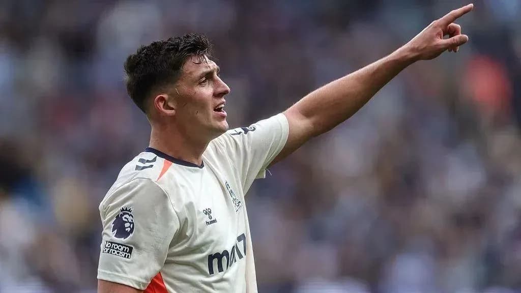 Joueur pointant du doigt sur le terrain de football