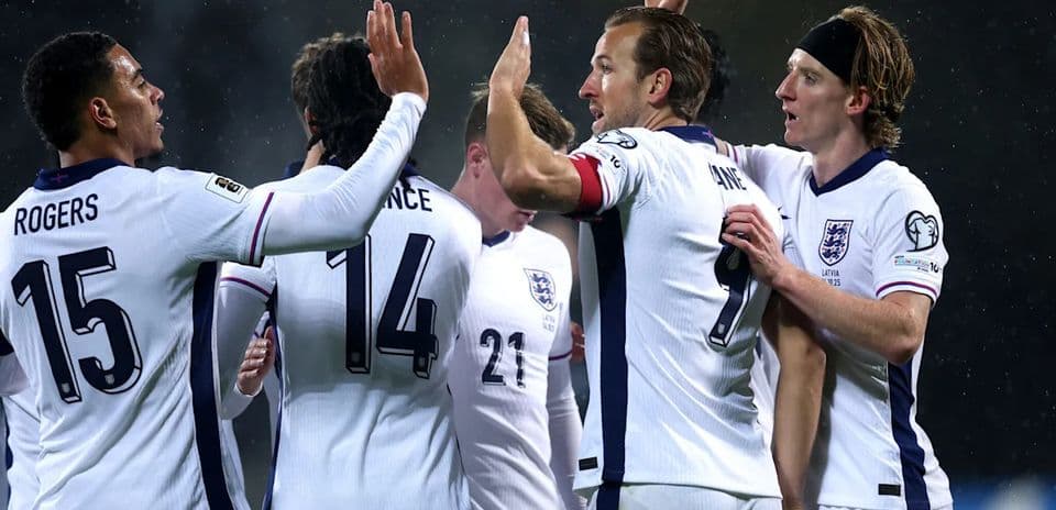Joueurs anglais célébrant un but ensemble