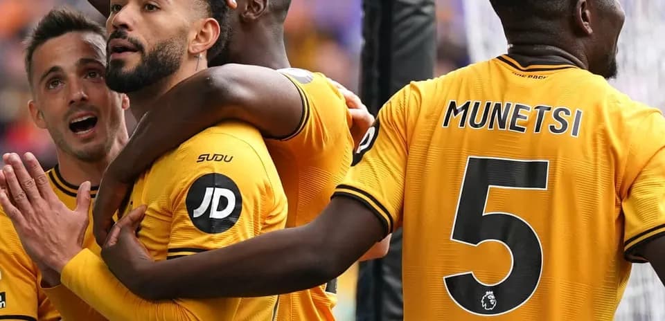 Joueurs des Wolves célèbrent un but