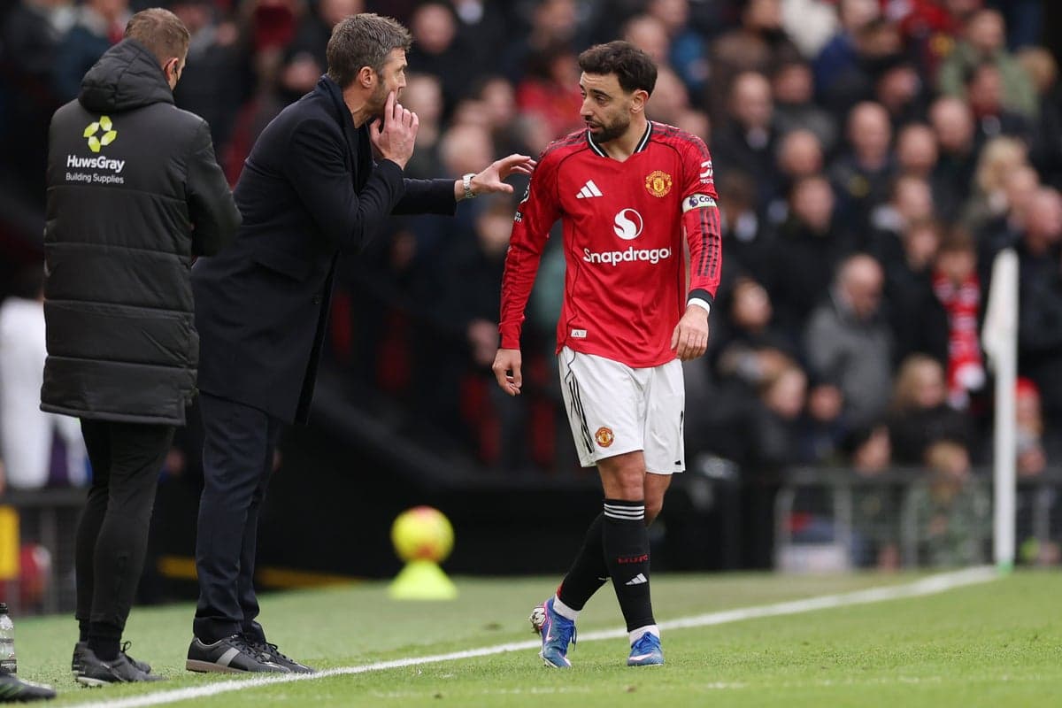 Entraîneur donnant des instructions à un joueur de Manchester United