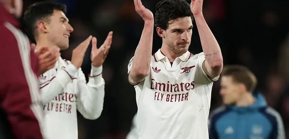 Deux joueurs d'Arsenal saluant les supporters
