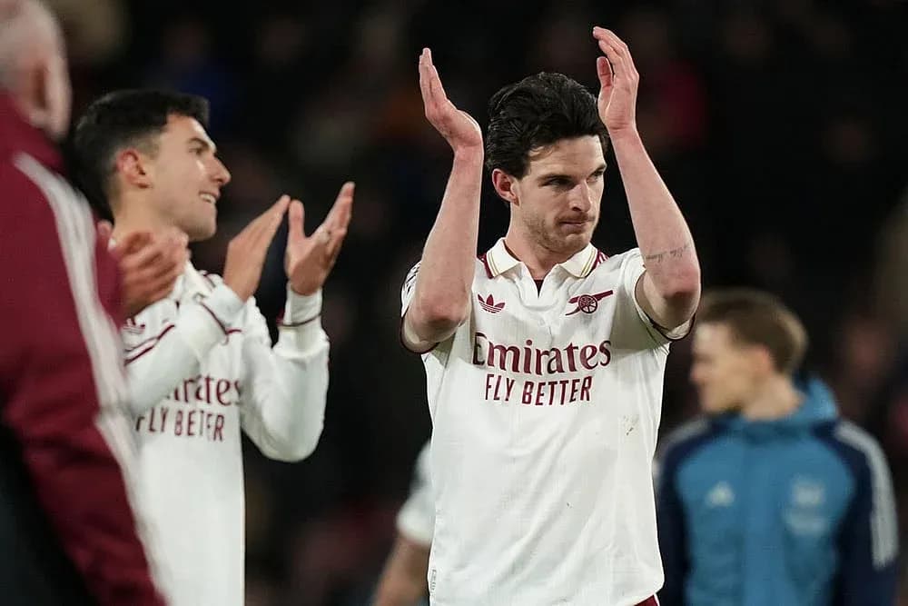 Deux joueurs d'Arsenal saluant les supporters