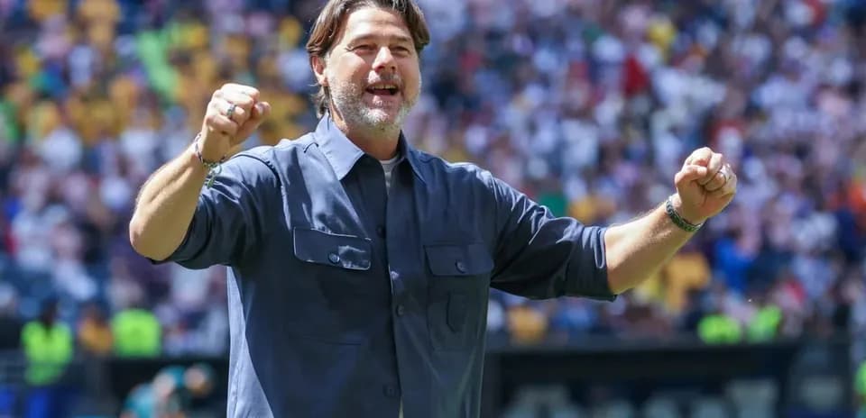 Entraîneur célébrant sur le terrain devant les fans
