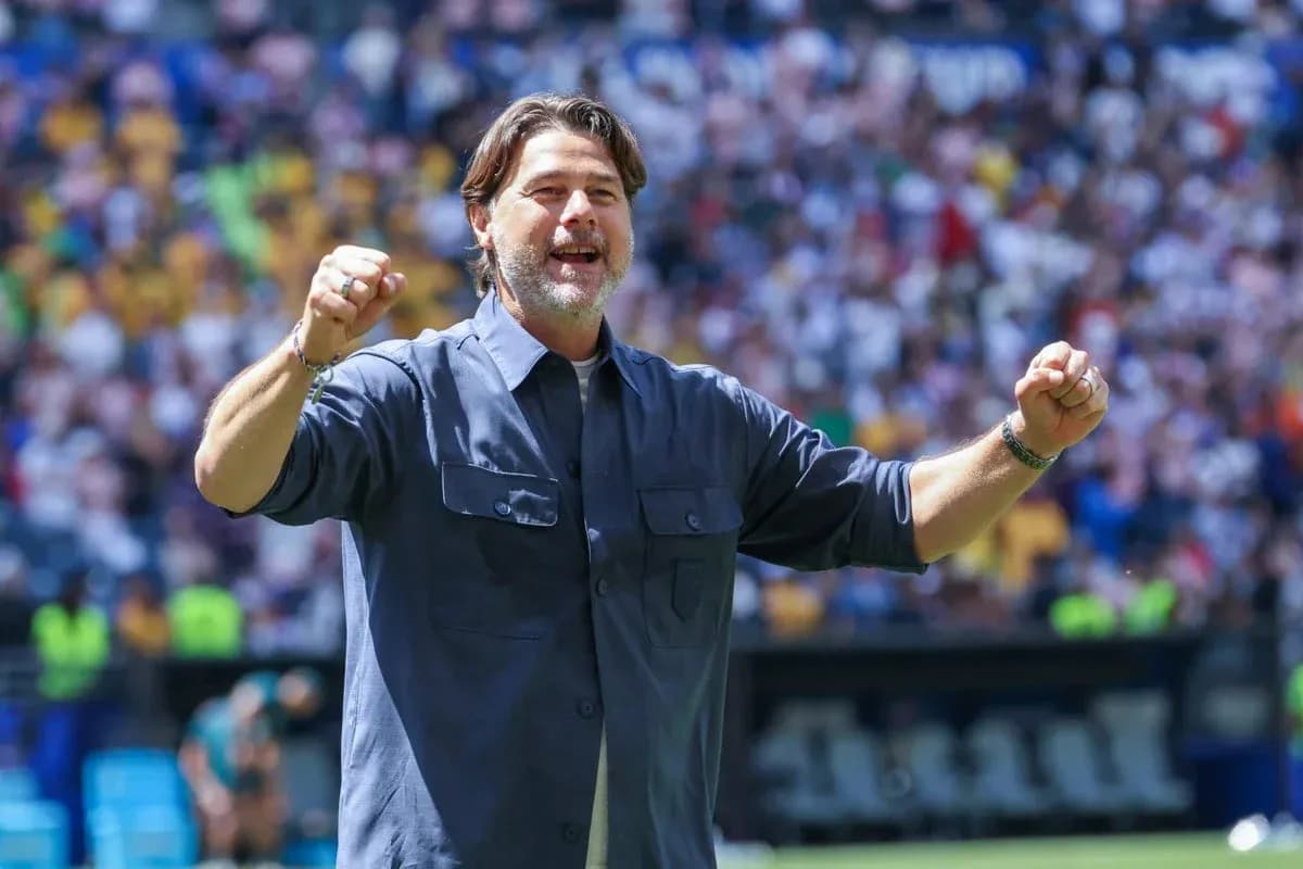 Entraîneur célébrant sur le terrain devant les fans