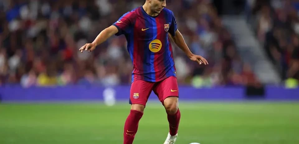 Joueur du FC Barcelone dribblant le ballon sur le terrain