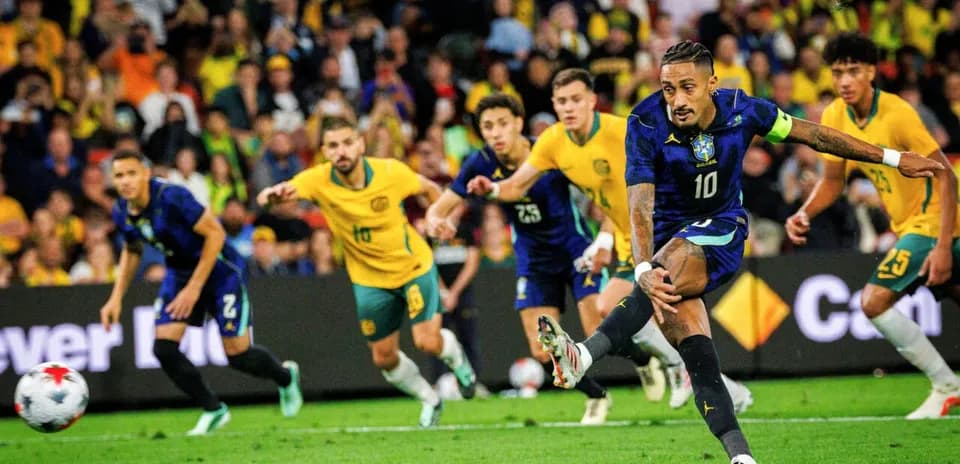 Joueur brésilien tirant un penalty contre l'Australie
