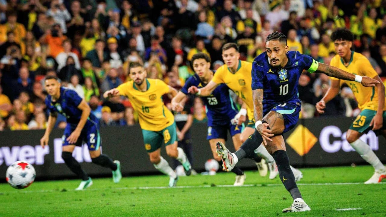 Joueur brésilien tirant un penalty contre l'Australie