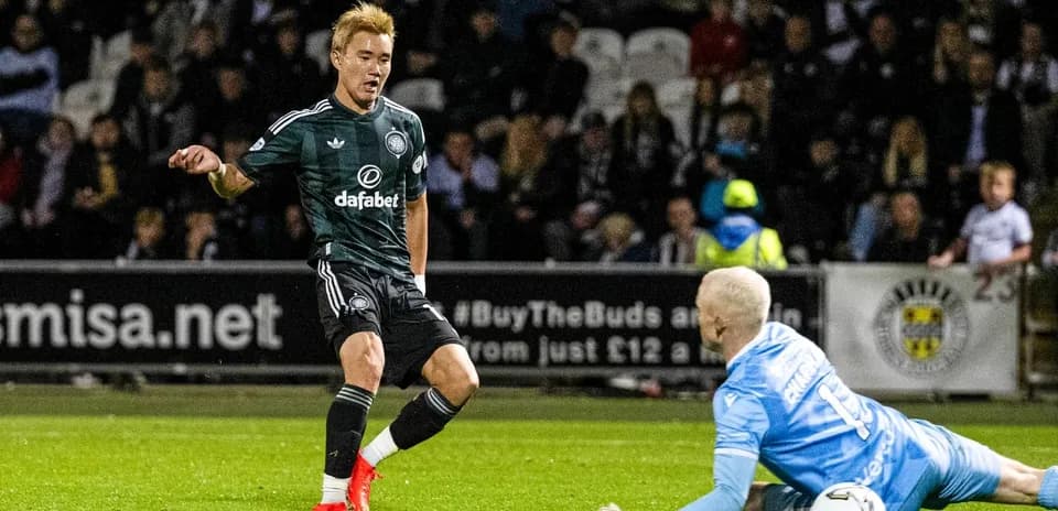 Joueur courant vers le gardien lors d'un match