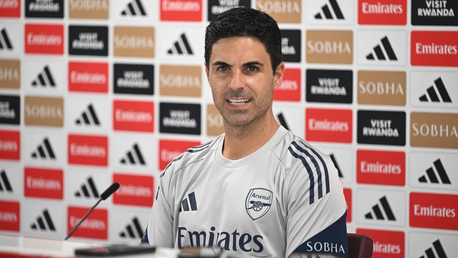Entraîneur d'Arsenal lors d'une conférence de presse