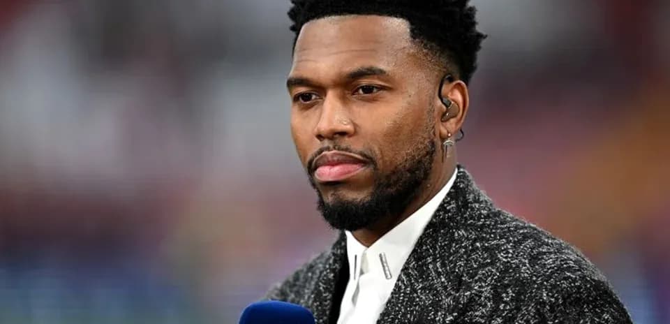 Analyste sportif en direct avec micro à la main