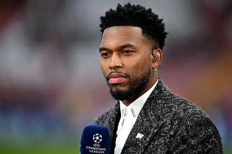 Analyste sportif en direct avec micro à la main