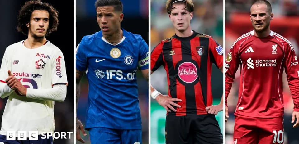 Quatre joueurs de football en action sur le terrain