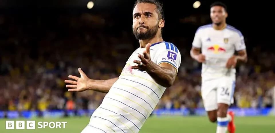 Joueur célébrant un but avec coéquipier en arrière-plan