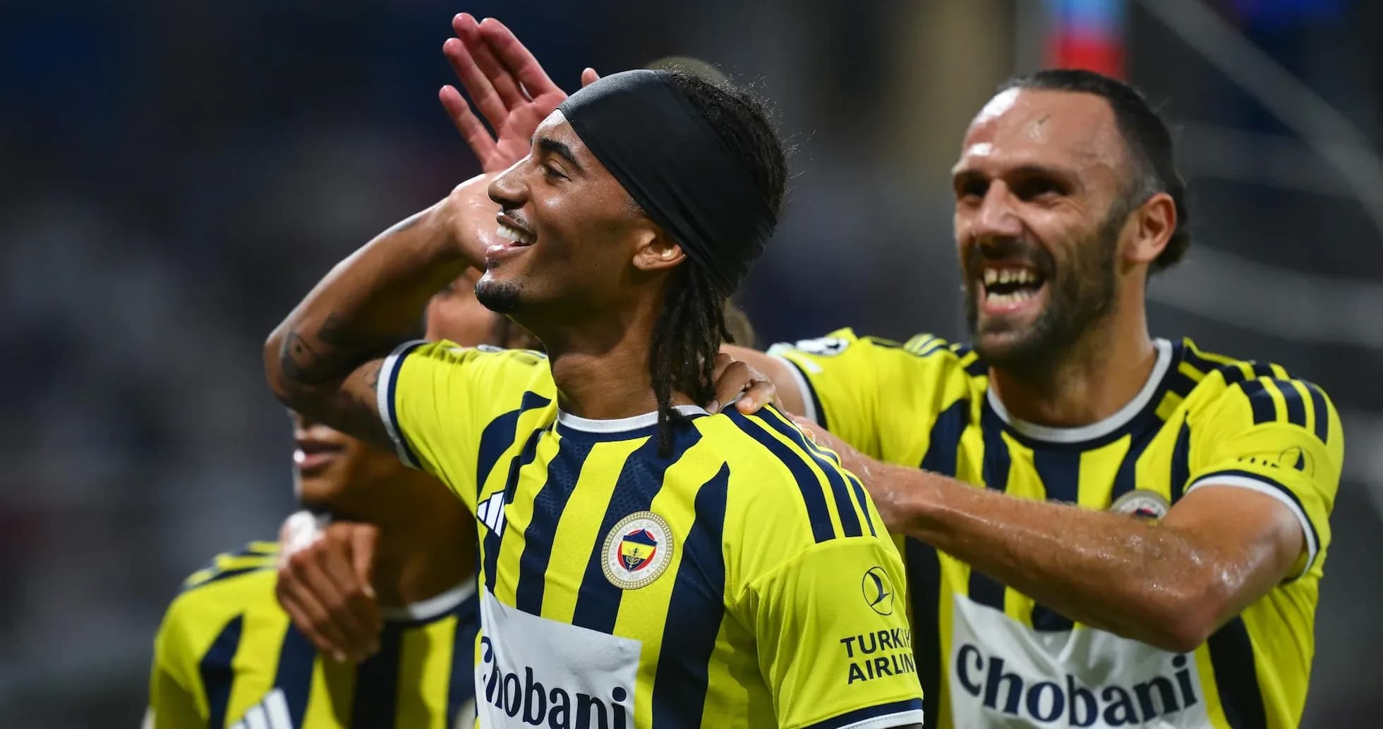 Joueurs de Fenerbahçe célébrant un but
