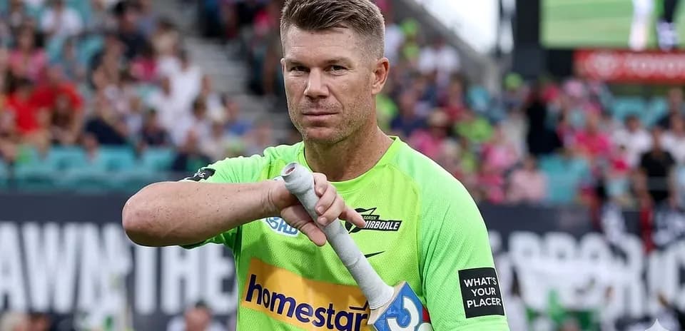Joueur en uniforme vert se préparant à jouer