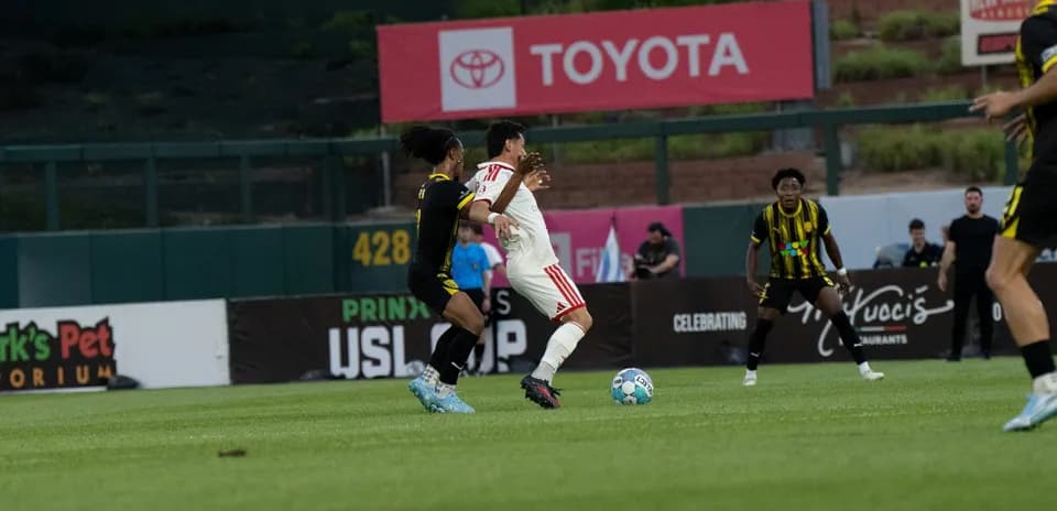Deux joueurs s'affrontent lors du match