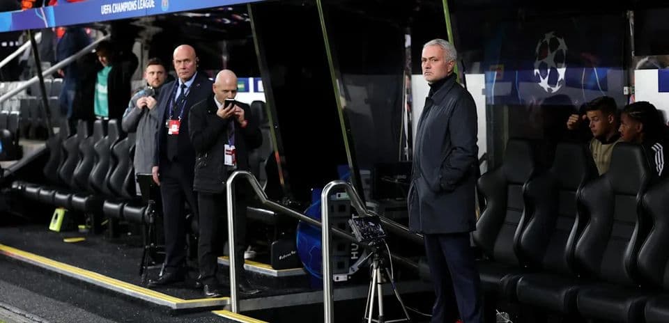 Entraîneur sur le banc pendant un match de la Ligue des champions