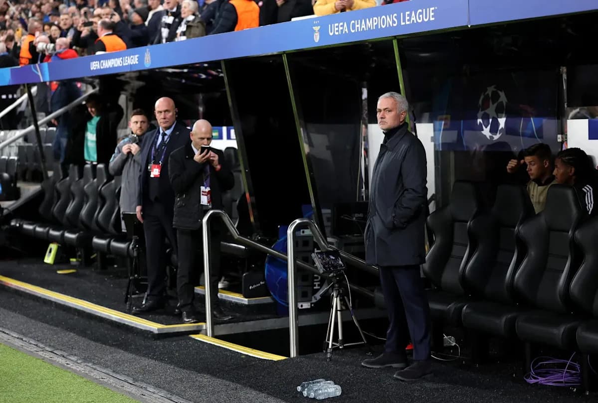 Entraîneur sur le banc pendant un match de la Ligue des champions