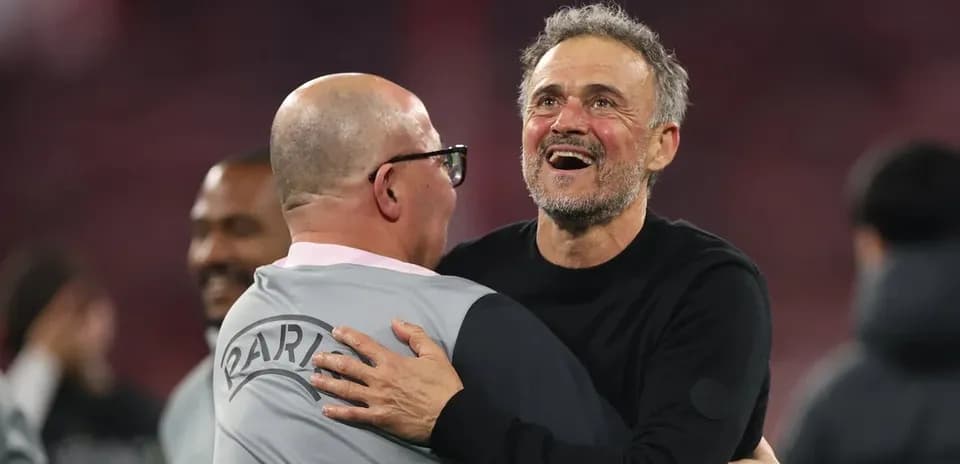 Deux hommes se félicitant après un match