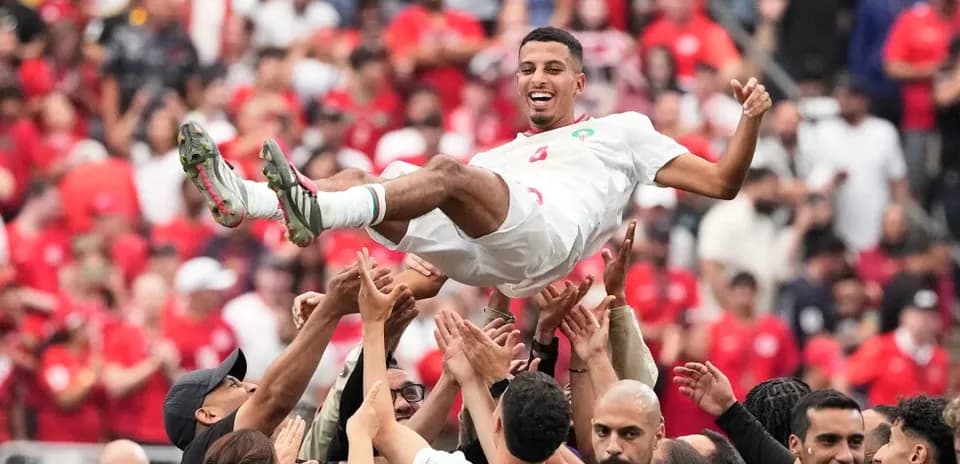 Joueur porté par ses coéquipiers après la victoire