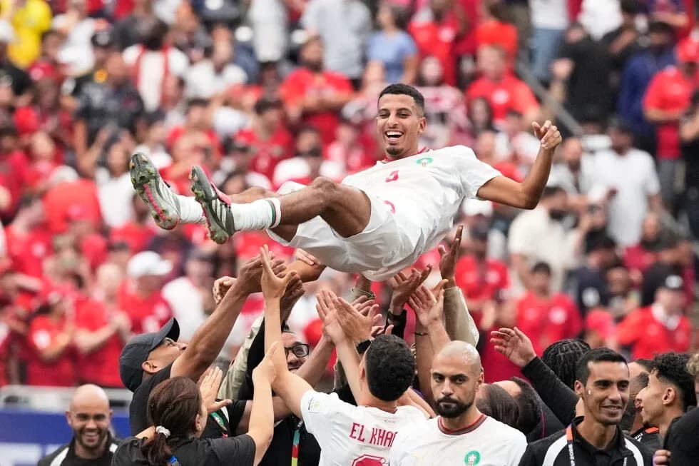 Joueur porté par ses coéquipiers après la victoire