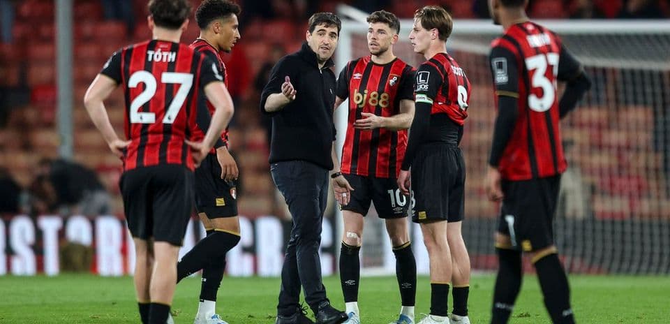 Entraîneur discutant avec des joueurs de Bournemouth