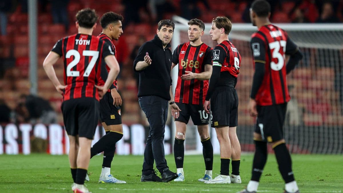Entraîneur discutant avec des joueurs de Bournemouth