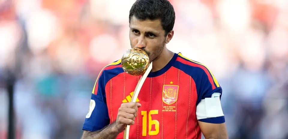 Joueur espagnol tenant le trophée de la Coupe du Monde