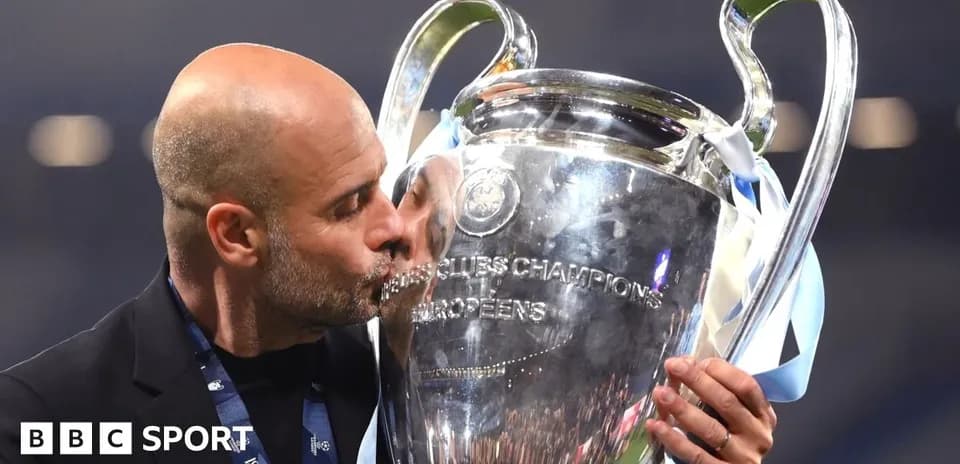 Entraîneur embrassant le trophée de la Ligue des champions