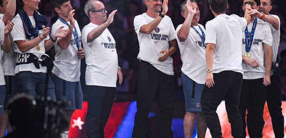 Équipe célébrant une victoire sur scène avec médailles