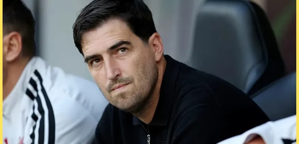 Entraîneur observant le match depuis le banc