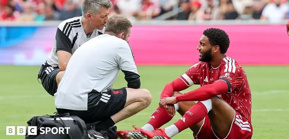Joueur assis avec l'équipe médicale lors d'une blessure