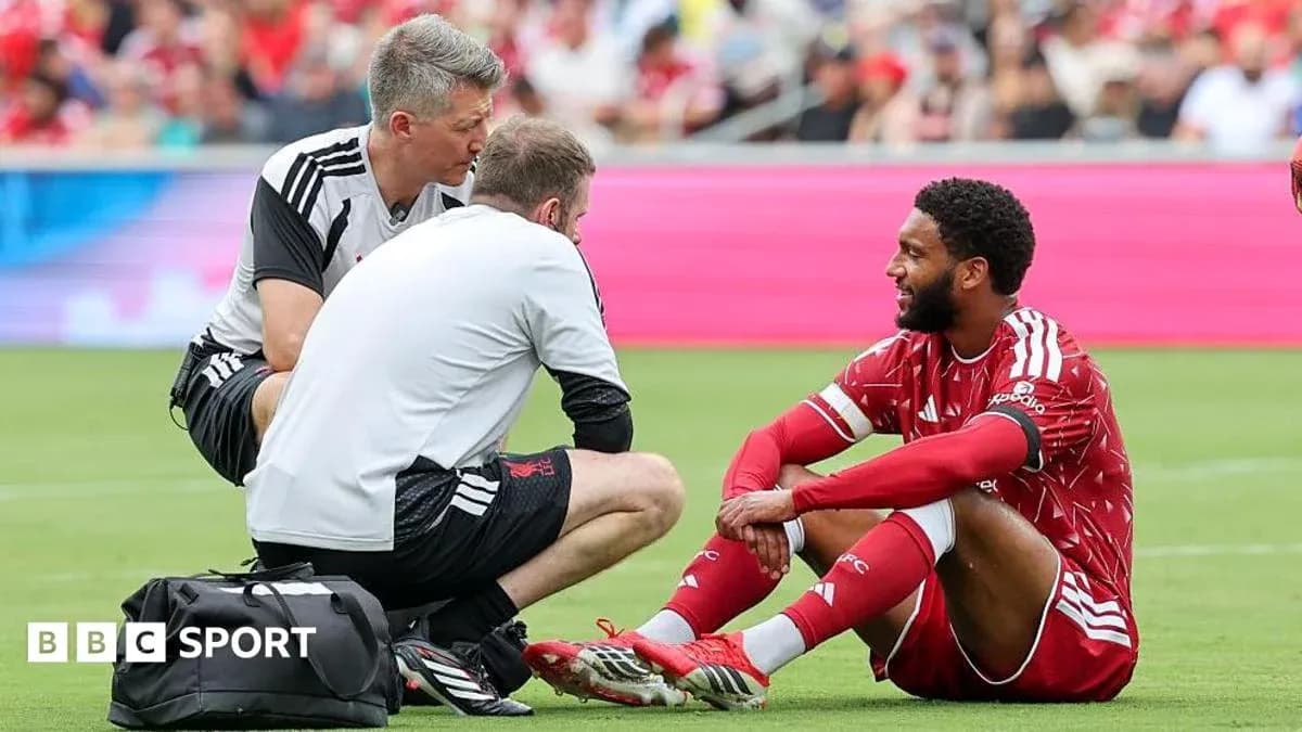 Joueur assis avec l'équipe médicale lors d'une blessure