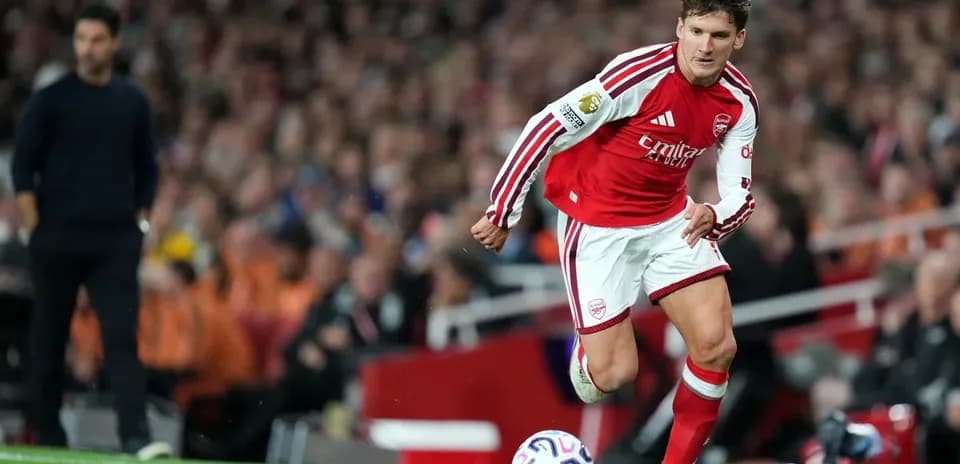 Joueur d'Arsenal effectuant un lancer de touche