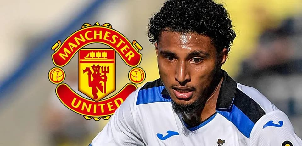 Joueur en action avec logo de Manchester United en arrière-plan