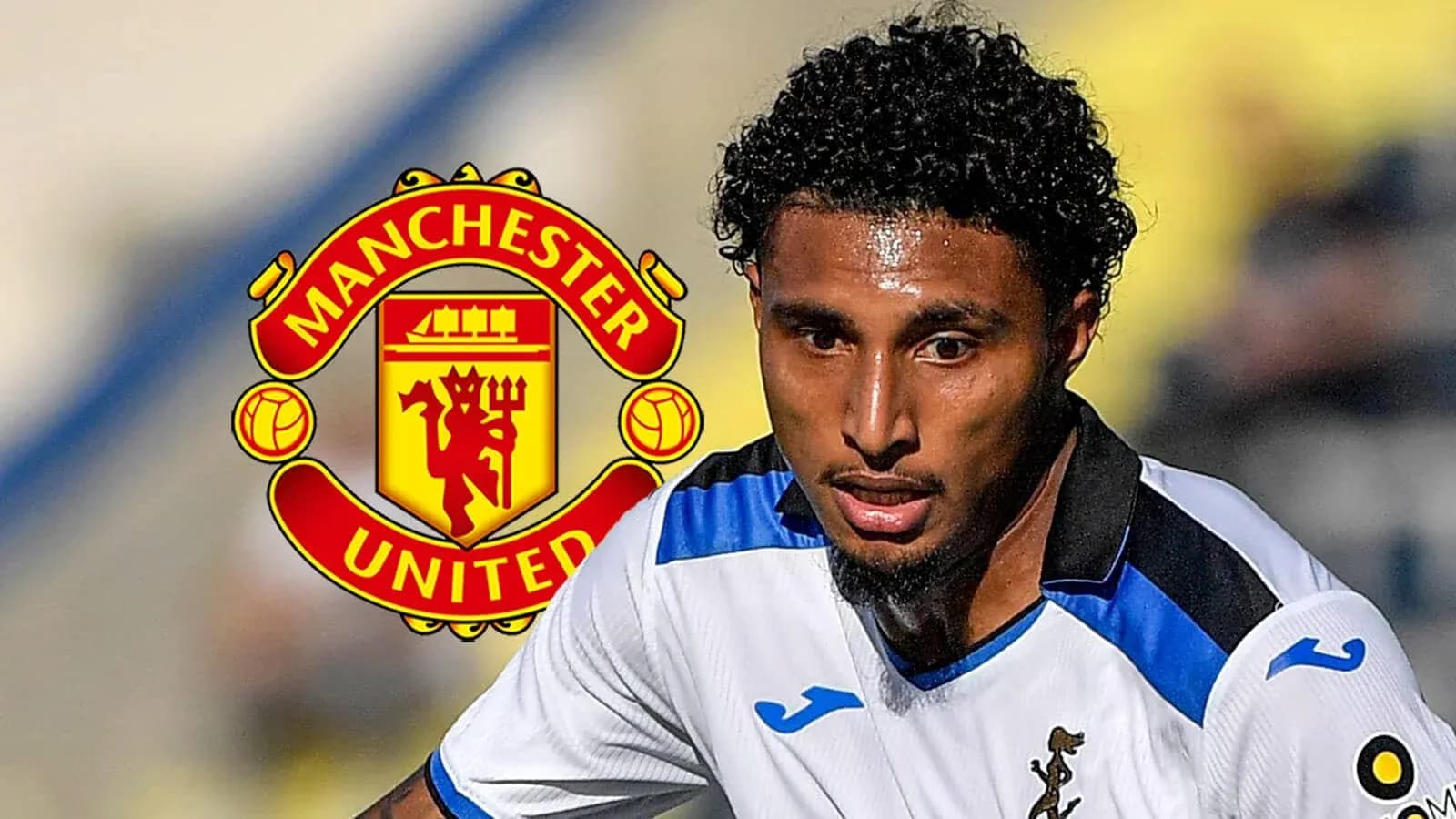 Joueur en action avec logo de Manchester United en arrière-plan