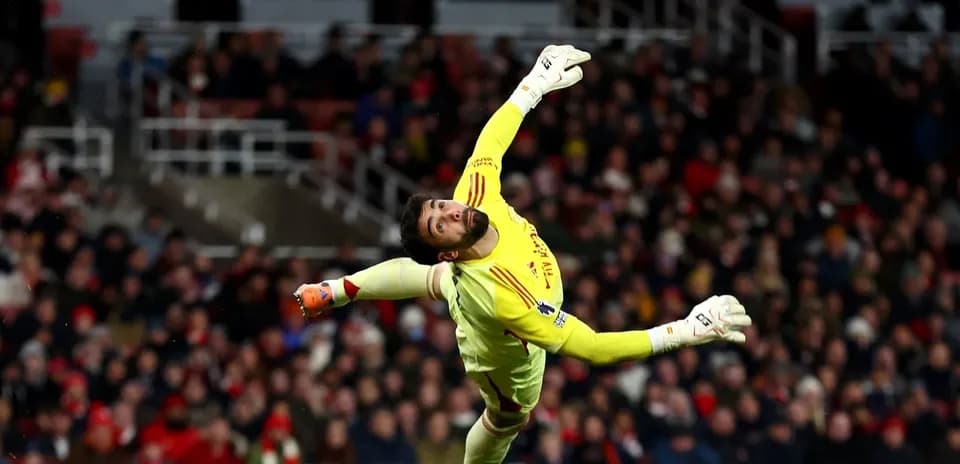Gardien de but en plein saut pour arrêter le ballon