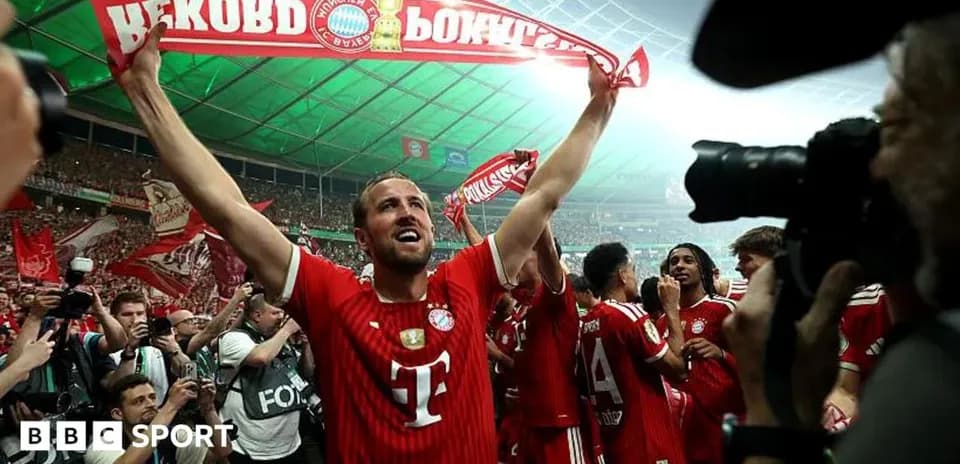 Joueur de Bayern Munich célébrant avec une écharpe