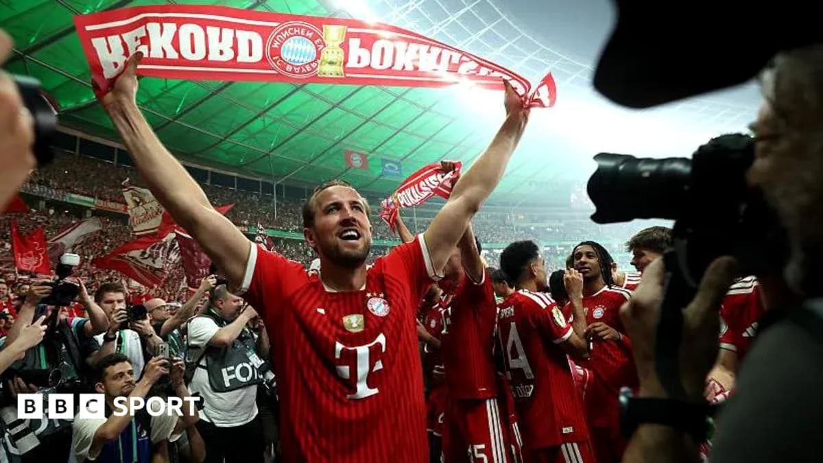 Joueur de Bayern Munich célébrant avec une écharpe