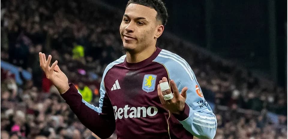 Joueur d'Aston Villa gesticulant sur le terrain