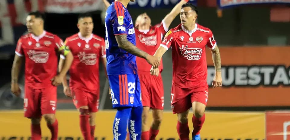 Joueurs célébrant un but pendant le match