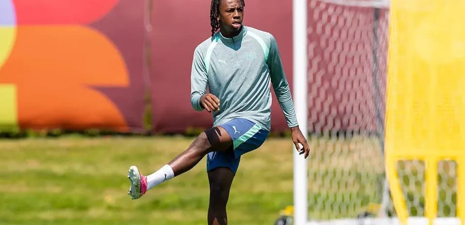 Joueur s'entraînant sur le terrain de football