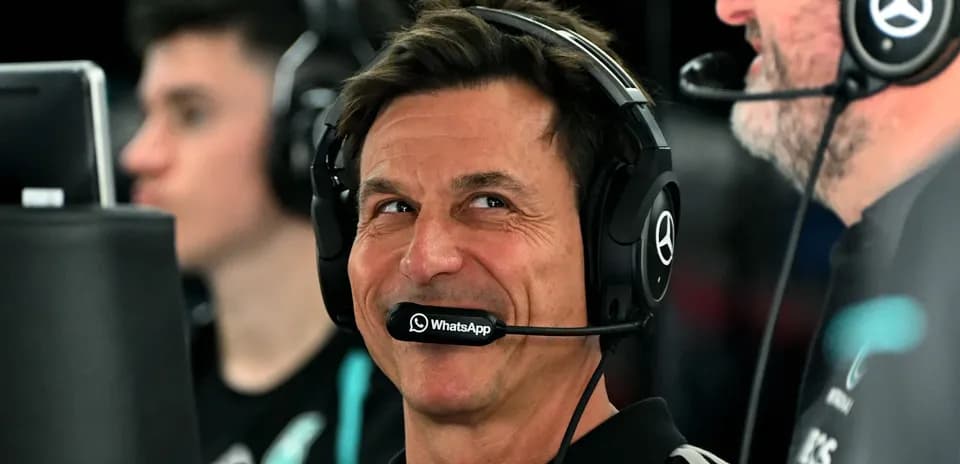 Membre de l'équipe avec casque et microphone dans le garage